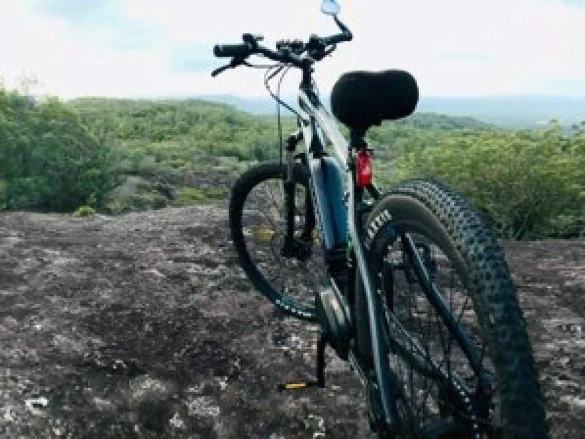 An EcoTekk Noosa e-MTB parked at Mount Tinbeerwah Lookout after completing the challenging mountain bike trails on Mount Tinbeerwah.